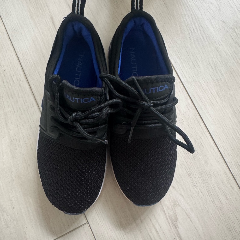 Nautica Boys Size 13 Black and Blue Sneakers